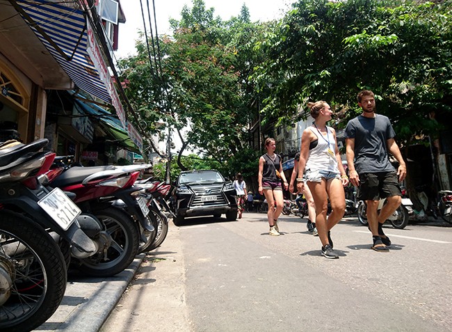 Vỉa hè ở Hà Nội lại bị tái lấn chiếm - ảnh 7