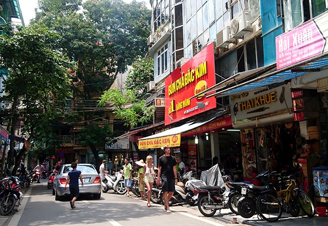Vỉa hè ở Hà Nội lại bị tái lấn chiếm - ảnh 9