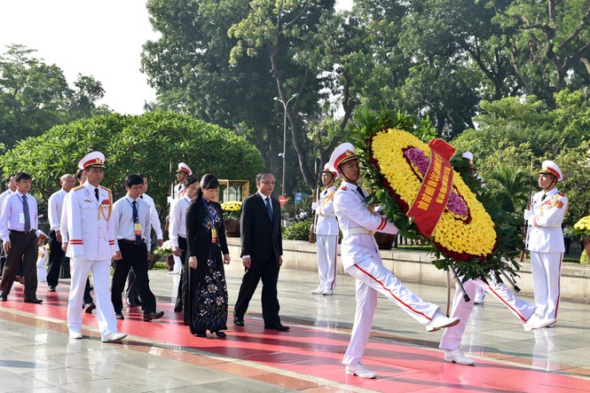Lãnh đạo Đảng, Nhà nước dâng hương tưởng niệm các anh hùng liệt sĩ - ảnh 10