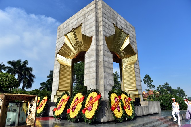 Lãnh đạo Đảng, Nhà nước dâng hương tưởng niệm các anh hùng liệt sĩ - ảnh 3