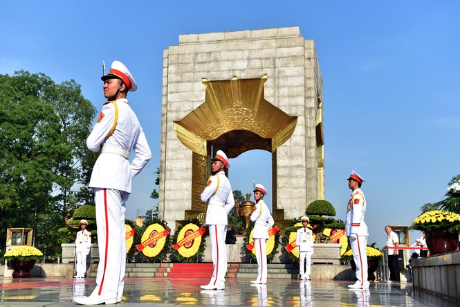 Lãnh đạo Đảng, Nhà nước dâng hương tưởng niệm các anh hùng liệt sĩ - ảnh 2