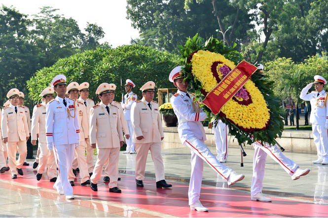 Lãnh đạo Đảng, Nhà nước dâng hương tưởng niệm các anh hùng liệt sĩ - ảnh 8