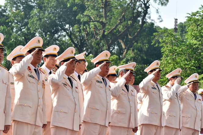 Lãnh đạo Đảng, Nhà nước dâng hương tưởng niệm các anh hùng liệt sĩ - ảnh 9