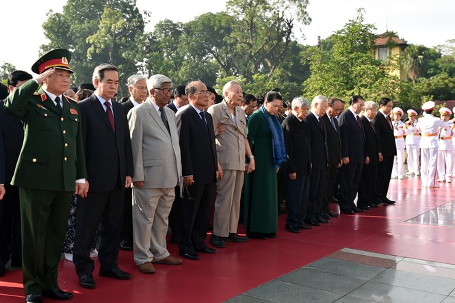 Lãnh đạo Đảng, Nhà nước dâng hương tưởng niệm các anh hùng liệt sĩ - ảnh 1