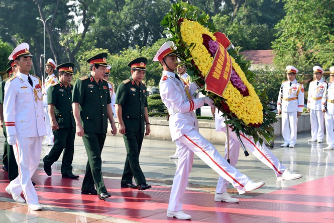 Lãnh đạo Đảng, Nhà nước dâng hương tưởng niệm các anh hùng liệt sĩ - ảnh 7