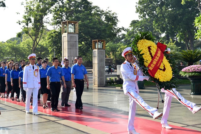Lãnh đạo Đảng, Nhà nước dâng hương tưởng niệm các anh hùng liệt sĩ - ảnh 13