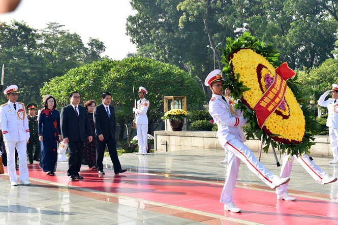 Lãnh đạo Đảng, Nhà nước dâng hương tưởng niệm các anh hùng liệt sĩ - ảnh 11