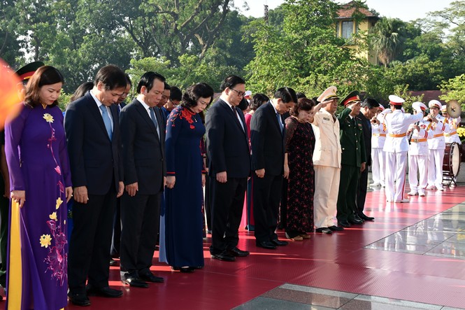 Lãnh đạo Đảng, Nhà nước dâng hương tưởng niệm các anh hùng liệt sĩ - ảnh 12