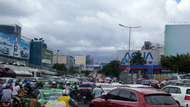 Cửa ngõ Tân Sơn Nhất lại kẹt xe kinh hoàng từ sáng đến trưa - ảnh 3