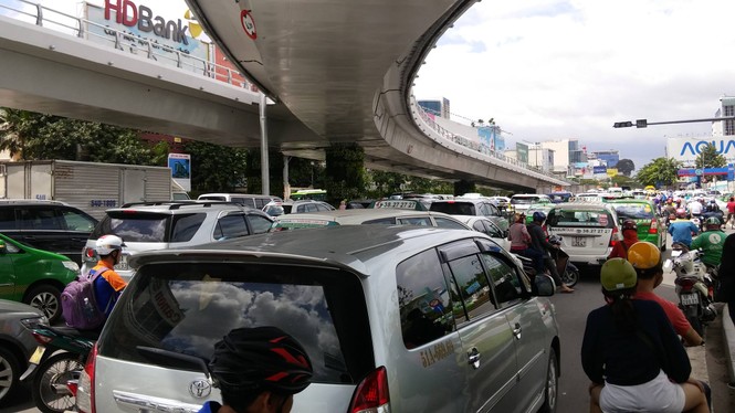 Cửa ngõ Tân Sơn Nhất lại kẹt xe kinh hoàng từ sáng đến trưa - ảnh 4