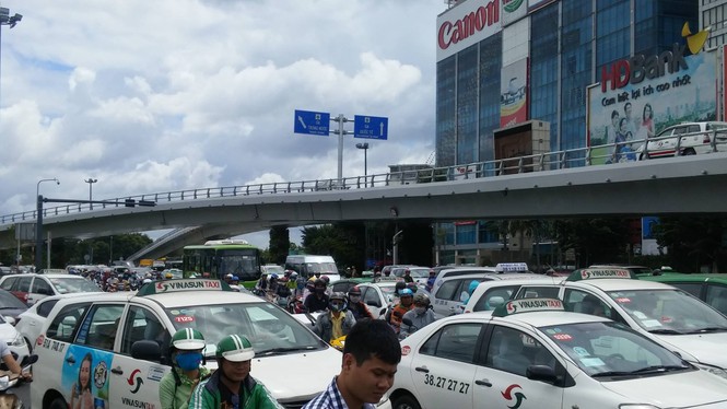 Cửa ngõ Tân Sơn Nhất lại kẹt xe kinh hoàng từ sáng đến trưa - ảnh 5