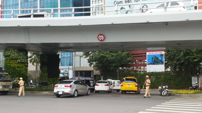 Cửa ngõ Tân Sơn Nhất lại kẹt xe kinh hoàng từ sáng đến trưa - ảnh 6