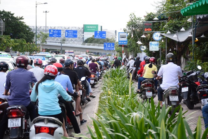 Cửa ngõ Tân Sơn Nhất lại kẹt xe kinh hoàng từ sáng đến trưa - ảnh 7