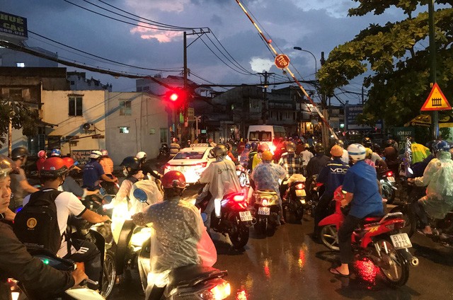 Ngập - tắc kinh hoàng trong cơn mưa cực lớn ở Sài Gòn - ảnh 9
