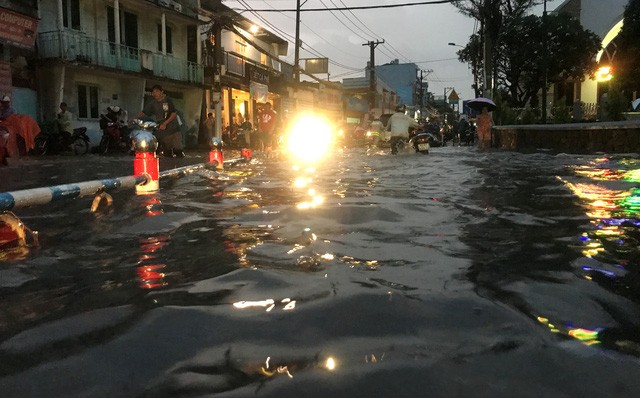 Ngập - tắc kinh hoàng trong cơn mưa cực lớn ở Sài Gòn - ảnh 10