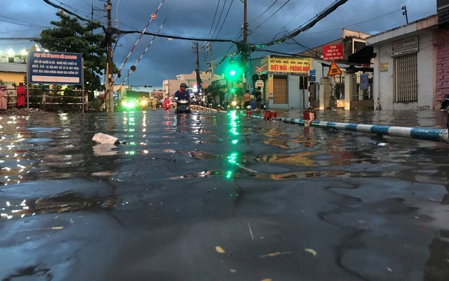Ngập - tắc kinh hoàng trong cơn mưa cực lớn ở Sài Gòn - ảnh 11