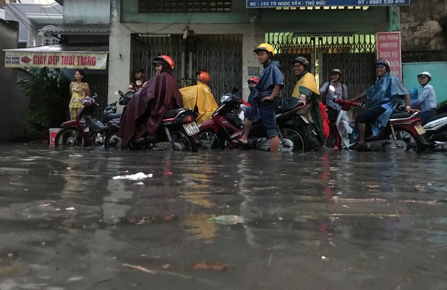 Ngập - tắc kinh hoàng trong cơn mưa cực lớn ở Sài Gòn - ảnh 12