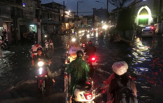 Ngập - tắc kinh hoàng trong cơn mưa cực lớn ở Sài Gòn - ảnh 1