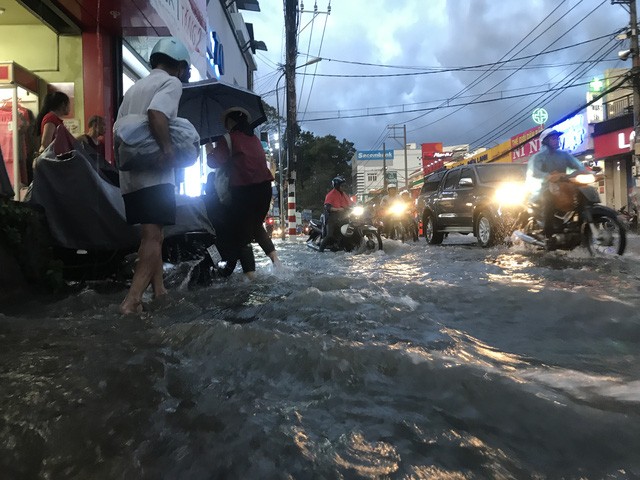 Ngập - tắc kinh hoàng trong cơn mưa cực lớn ở Sài Gòn - ảnh 4