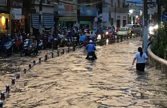 Ngập - tắc kinh hoàng trong cơn mưa cực lớn ở Sài Gòn - ảnh 6