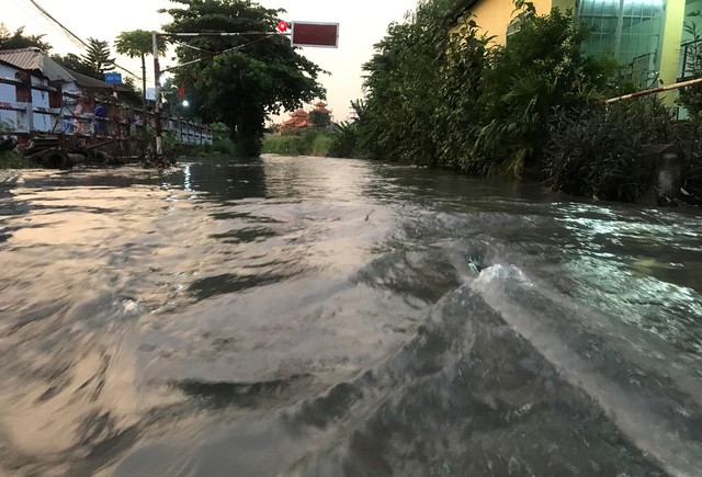 Ngập - tắc kinh hoàng trong cơn mưa cực lớn ở Sài Gòn - ảnh 7