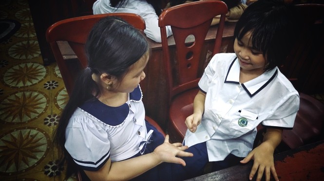 Lễ khai giảng ban đêm trong cơn mưa xối xả của trường “xóa mù” - ảnh 11