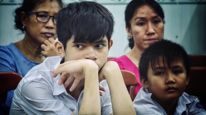 Lễ khai giảng ban đêm trong cơn mưa xối xả của trường “xóa mù” - ảnh 13