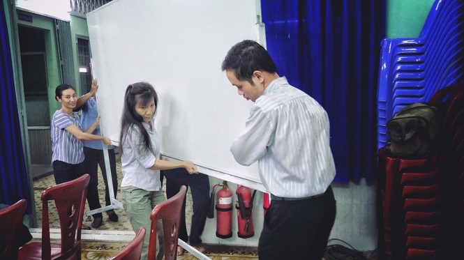Lễ khai giảng ban đêm trong cơn mưa xối xả của trường “xóa mù” - ảnh 1