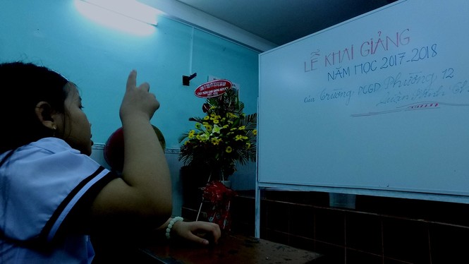 Lễ khai giảng ban đêm trong cơn mưa xối xả của trường “xóa mù” - ảnh 4