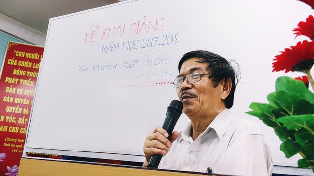 Lễ khai giảng ban đêm trong cơn mưa xối xả của trường “xóa mù” - ảnh 5