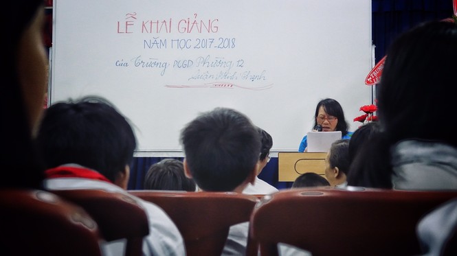 Lễ khai giảng ban đêm trong cơn mưa xối xả của trường “xóa mù” - ảnh 6