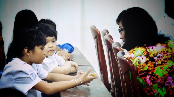 Lễ khai giảng ban đêm trong cơn mưa xối xả của trường “xóa mù” - ảnh 7