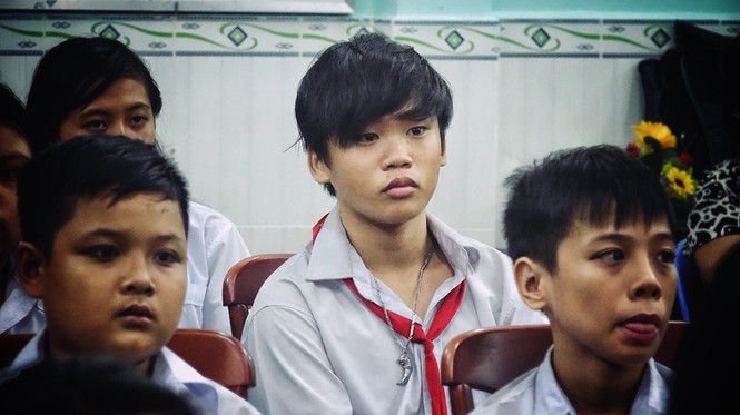 Lễ khai giảng ban đêm trong cơn mưa xối xả của trường “xóa mù” - ảnh 8