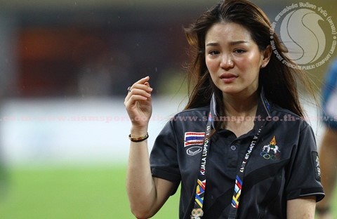 Nữ trưởng đoàn xinh đẹp U22 Thái Lan bất ngờ bị cho thôi việc - ảnh 1