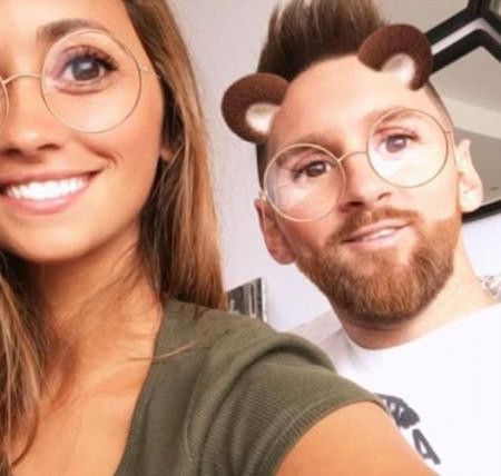 Vợ chồng Messi tình tứ gây sốt trên mạng - ảnh 1