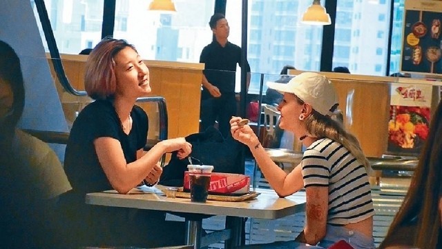 Con gái “rơi” của Thành Long đang sống cùng người tình đồng giới - ảnh 4