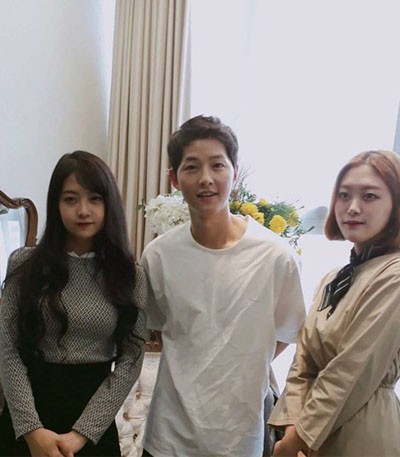 Song Hye Kyo, Song Joong Ki tay trong tay ở Pháp - ảnh 1