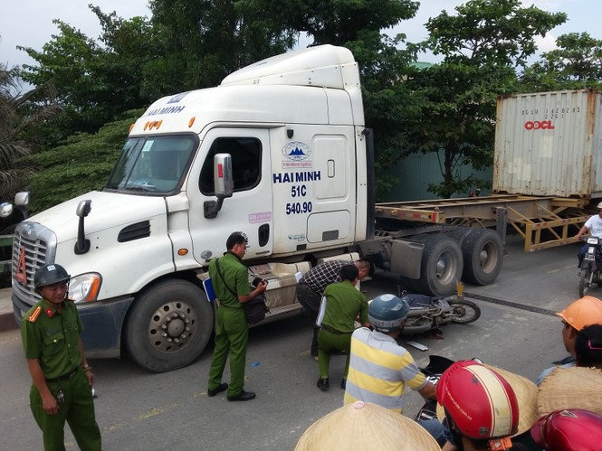 Người phụ nữ chết thảm dưới bánh xe container - ảnh 1