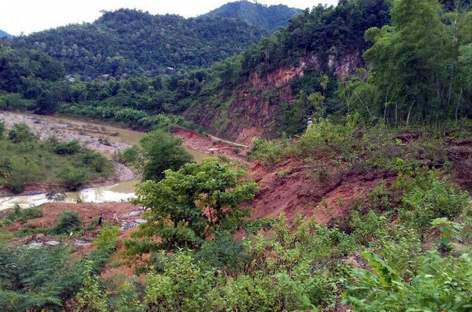Thanh Hóa: Sạt lở đất đá chia cắt một xã với bên ngoài - ảnh 1