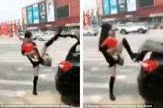 Chị em tạo dáng, đọ chân dài với tuyệt chiêu đóng cốp xe bằng chân - ảnh 1