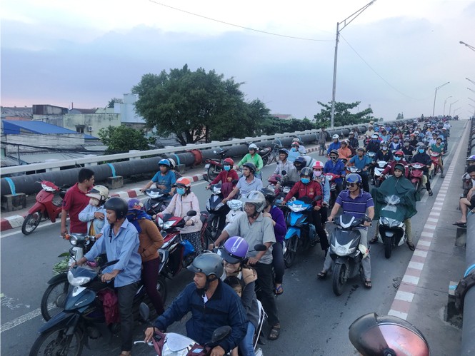 Ngã xe máy, thợ hồ tử vong trên cầu Bình Phước - ảnh 2