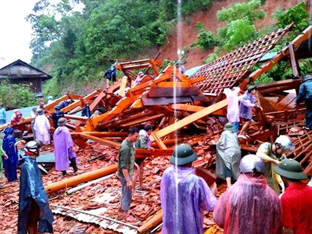 Sạt lở đất đá vùi lấp nhà sàn gỗ tiền tỷ ở Nghệ An - ảnh 4