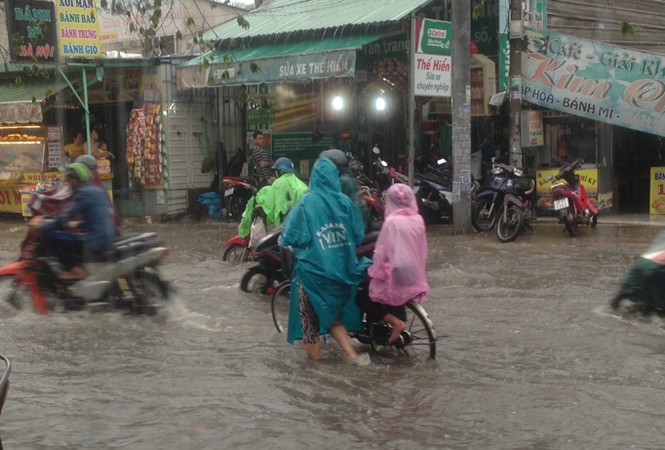 Nhiều tuyến đường ở TPHCM lại ngập sâu sau mưa - ảnh 3