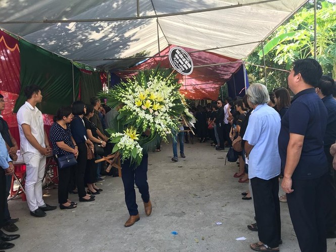 Khóc nghẹn tiễn đưa nhà báo Đinh Hữu Dư - ảnh 11