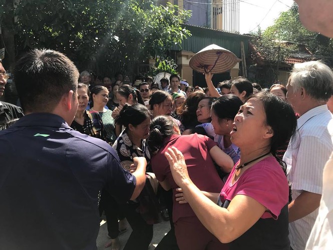 Khóc nghẹn tiễn đưa nhà báo Đinh Hữu Dư - ảnh 1