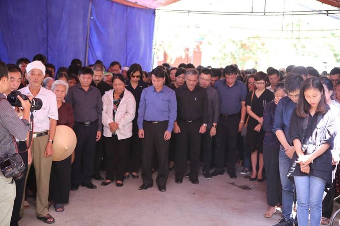 Khóc nghẹn tiễn đưa nhà báo Đinh Hữu Dư - ảnh 18