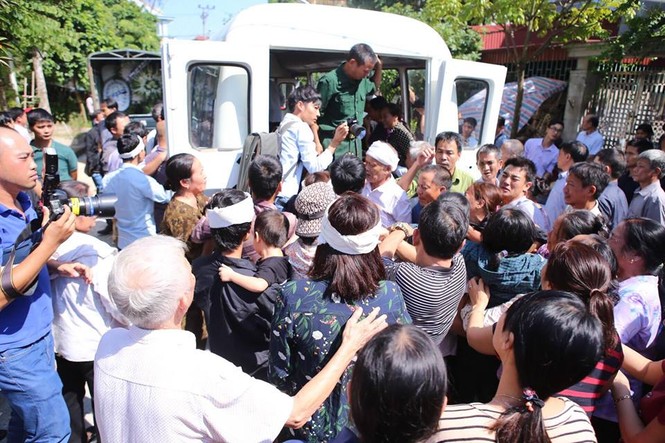 Khóc nghẹn tiễn đưa nhà báo Đinh Hữu Dư - ảnh 27