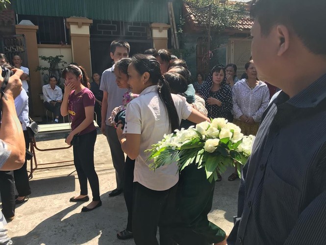 Khóc nghẹn tiễn đưa nhà báo Đinh Hữu Dư - ảnh 7