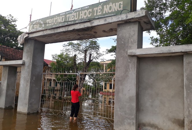 Thanh Hóa: Nước lũ vẫn ngập trường, học sinh chưa thể trở lại lớp - ảnh 3