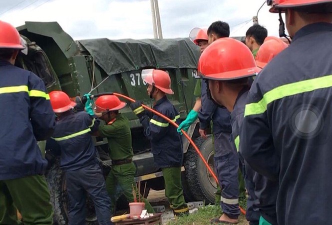 Bản tin 15H: Xe tải đâm nhau, tài xế chết kẹt trong cabin - ảnh 1